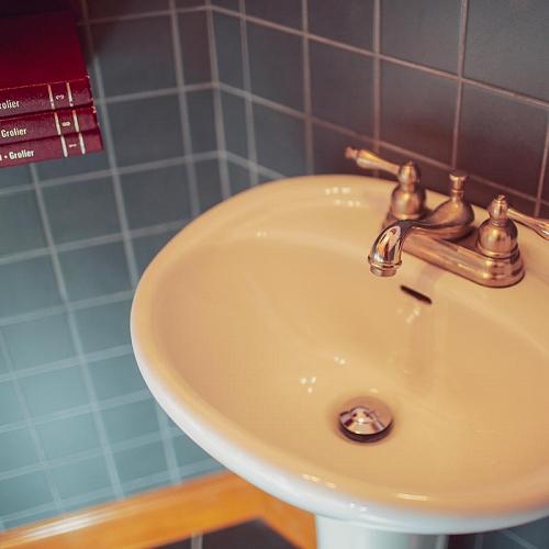 Lavabo de la chambre Le Bureau de l'Auberge du Chemin Faisant