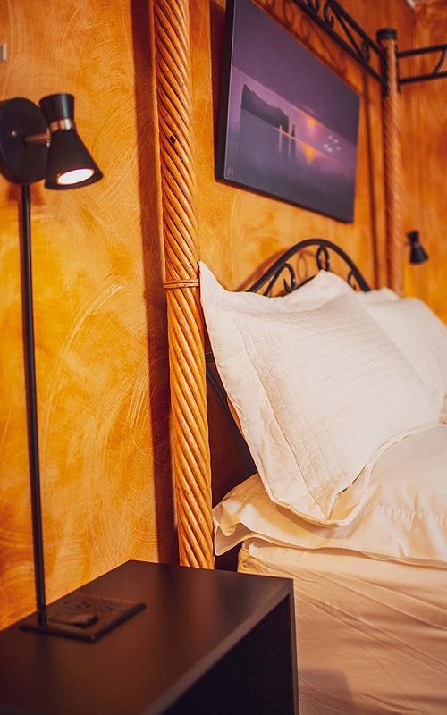 Lampe de chevet de la chambre La Maîtresse de l'Auberge du Chemin Faisant