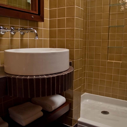 Lavabo de la chambre La Verrière de l'Auberge du Chemin Faisant