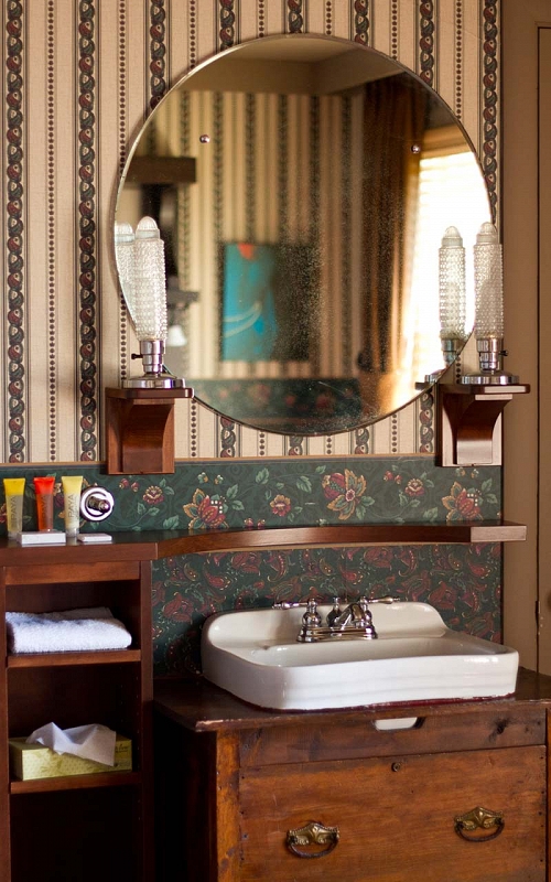 Lavabo de la chambre La Vieillotte de l'Auberge du Chemin Faisant